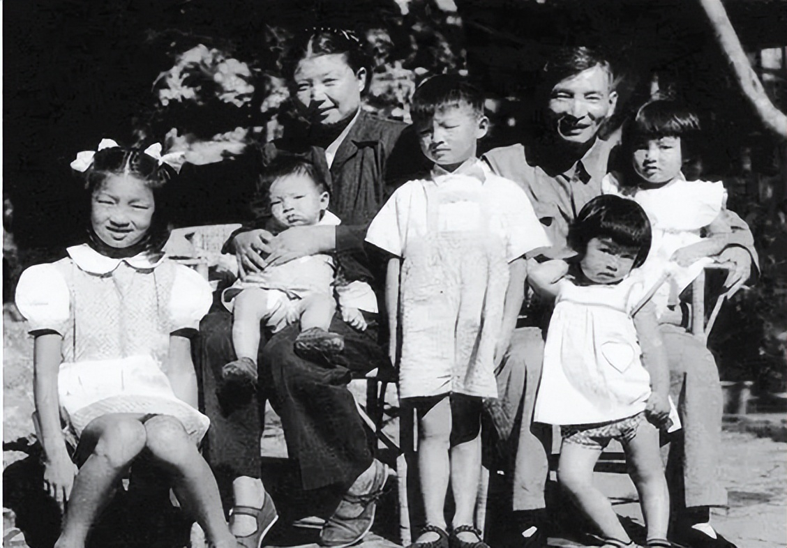 20世纪50年代，一张承载着岁月温情的老照片，将陈云一家的美好瞬间悄然定格。画面