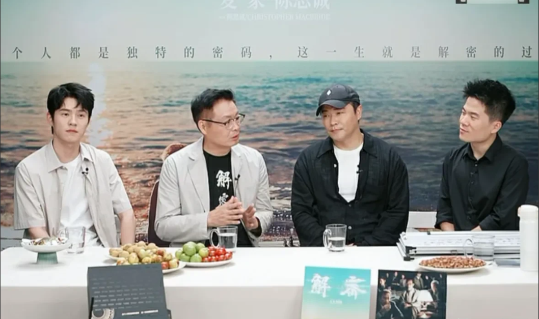 陈思诚见到董宇辉的第一句话就是：“宇辉，你是八几年的？”
宇辉尴尬而不失礼貌的笑