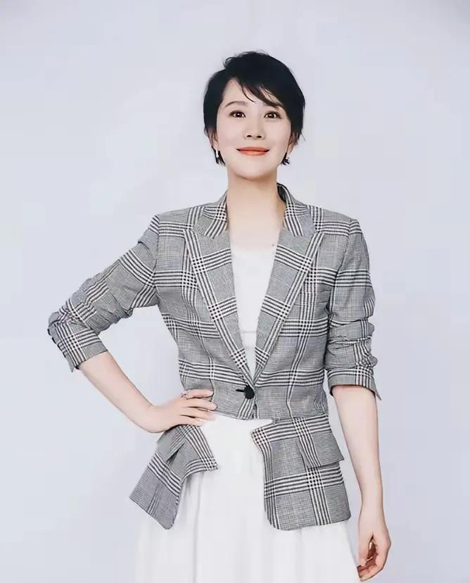 1999年海清参加宴会时，一位张姓导演摸着她的手说嬉皮笑脸的说：“我正准备拍一部