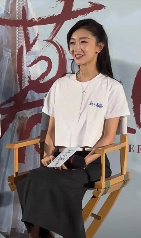 周冬雨近日现身新电影活动，也太美了吧！镜头下的她五官精致，身穿简单的白色短袖，搭