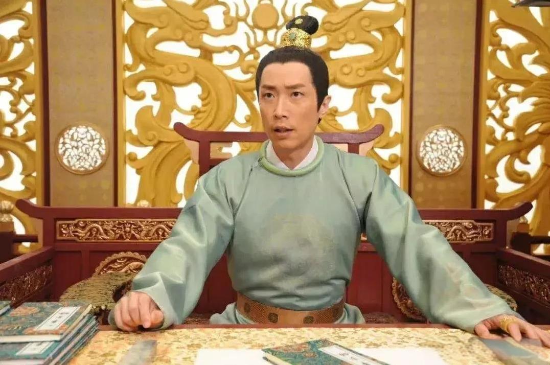 李隆基有个亲哥哥叫李成器，原本是太子
李成器看到局势不对之后，马上表示要把太子这