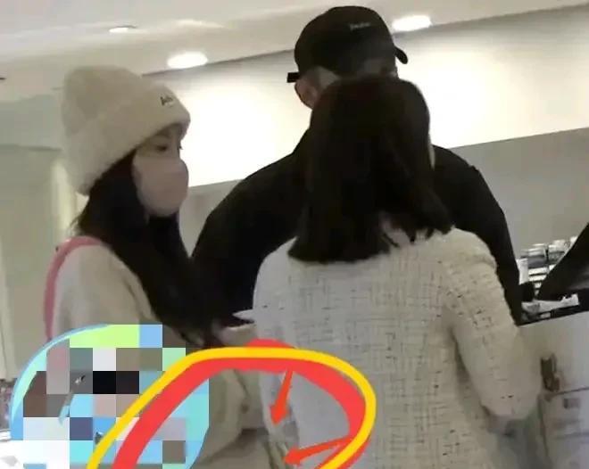 柳岩在男友陪伴下现身妇产科医院，腹部隆起疑似怀孕，虽然后来被粉丝后援会辟谣，并没