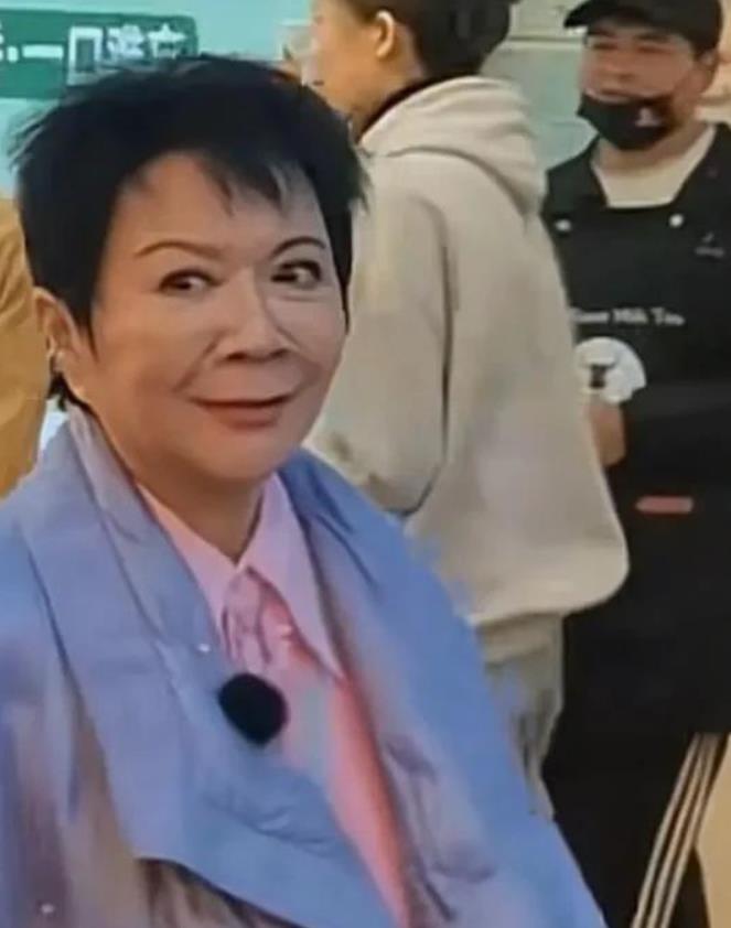 蔡明也是人，每个人都有老了的时候，到老了再看看自己的脸就没资格评论别人了。
 