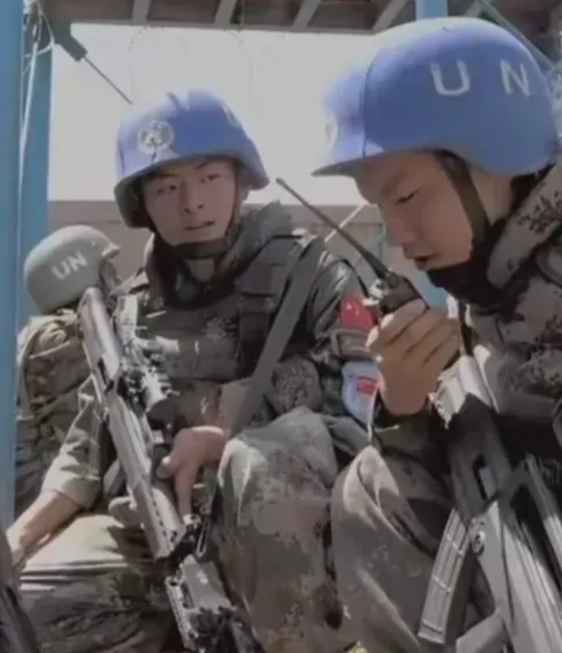 中国维和官兵的兵营总会有少量炮弹误击，为了和平，响应联合国号召，一步不退，不怕牺