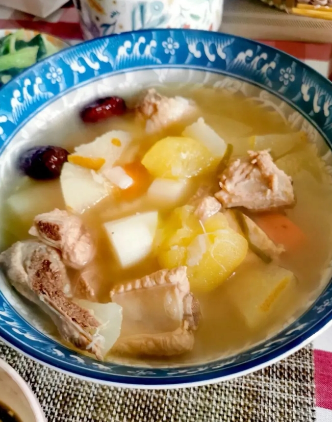 早饭后，婆婆提了一袋子排骨回来，跟我说，“散养猪鲜的很，中午把它炖了吧。”
于是