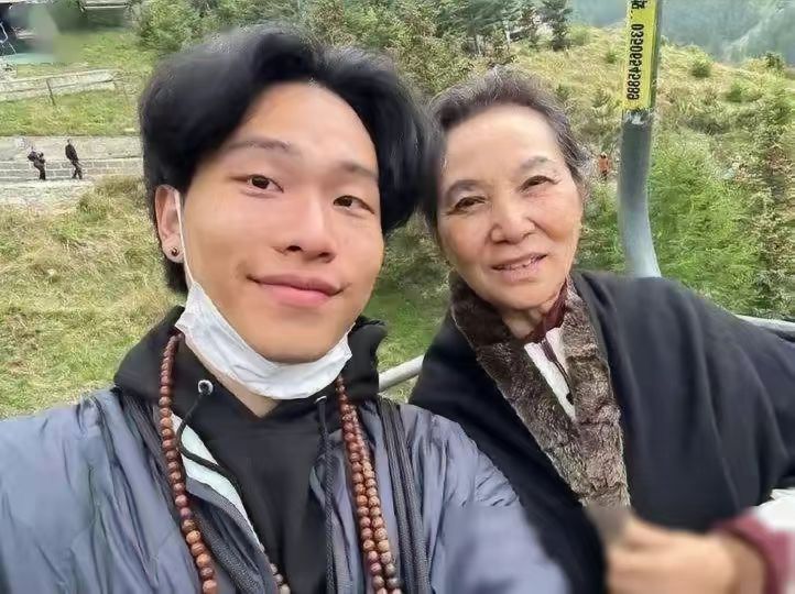 在璀璨夺目的娱乐江湖中，陈坤不仅凭借其深邃的眼神和精湛的演技捕获了观众的心，但是