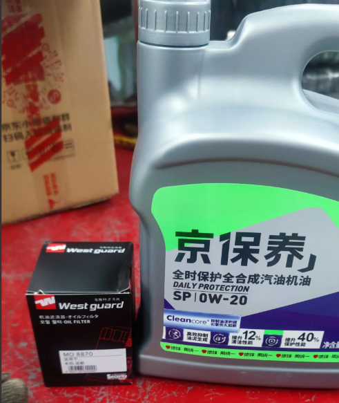 前几天买了机油机滤，今天去店里给汽车做保养，店员看到我的机油说，你是不是要换车了