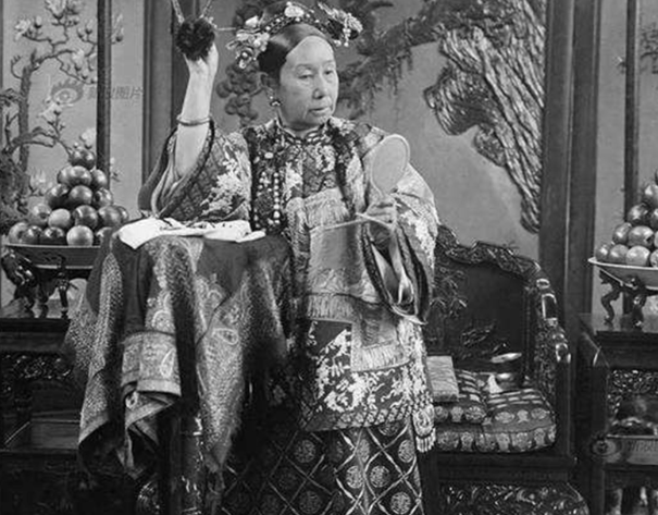 1901年，慈禧为讨好洋人，下令军机大臣赵舒翘自尽。早上8点，赵舒翘先后吞下黄金