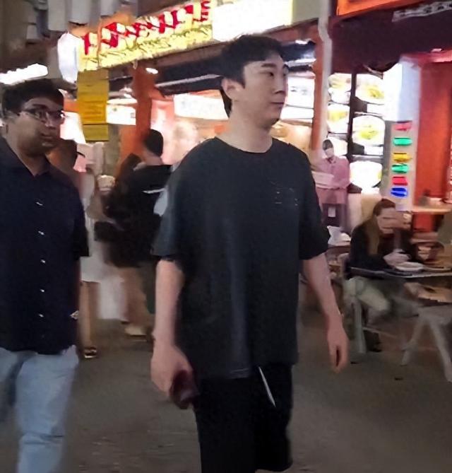 王思聪新加坡被偶遇，大肚油头还有精神小妹作陪，网友：眼光真差（王思聪新爆料）-第1张图片-九妖电影