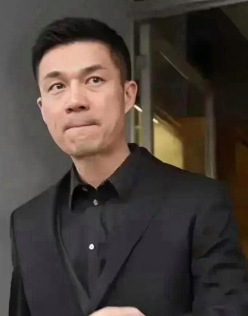 为什么许雅钧家暴、养小三还能在徐家20年能屹立不倒，原因有如下几点：

1.条件