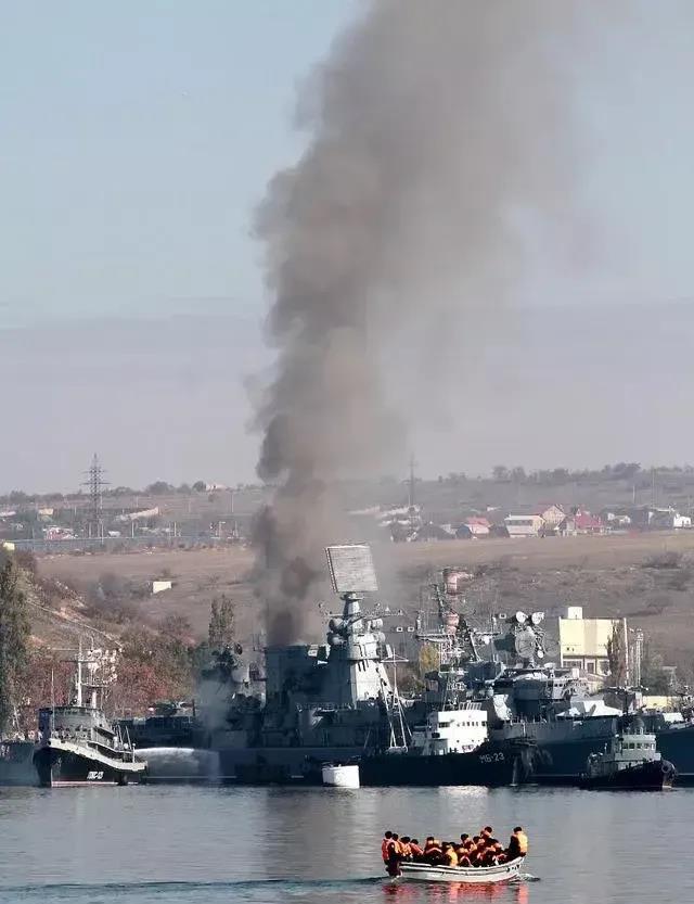 土耳其可是帮了俄罗斯一个大忙。黑海舰队在乌克兰的无人机袭击下已经损失了十几艘军舰