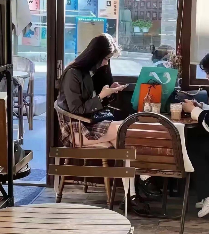 大家遇到这种尴尬情况会上前提醒吗？
我也很爱穿JK，显得人特别青春。但有个问题一