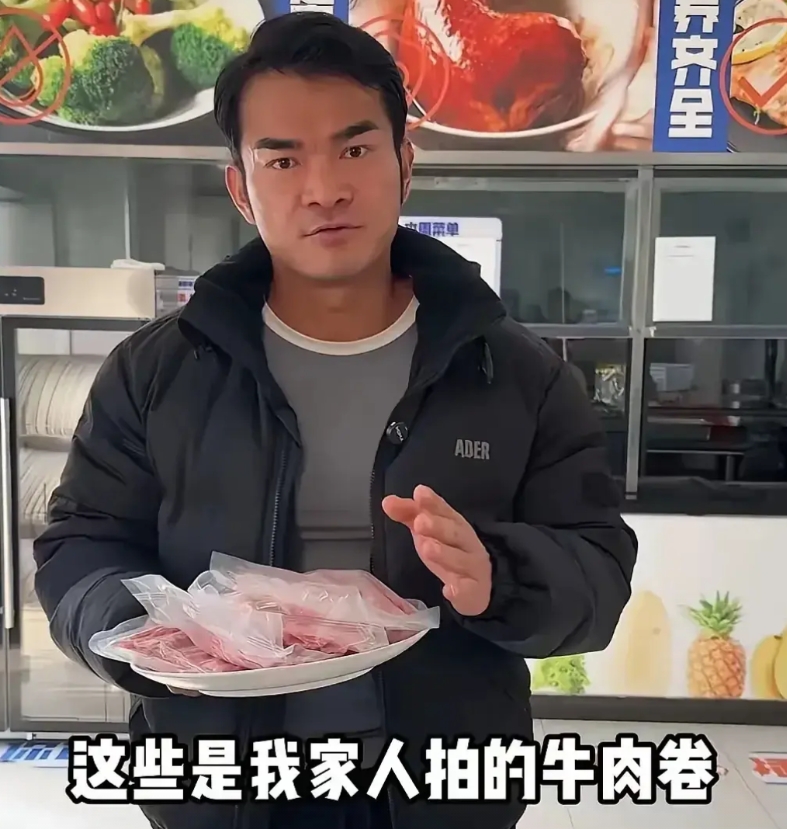 李维刚包鱼塘，一包就亏钱，虽然亏钱了，但是流量起来了。
人就是这样，一有流量，就