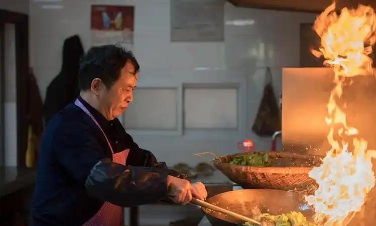 为什么外国人普遍比中国人都要活的轻松？一位华裔小哥跟我说，外国人一日三餐不到半小