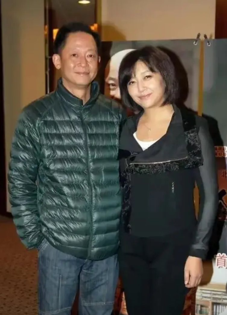 这事儿挺有意思的，最近那部火的不行的《暗夜与黎明》，有个男演员在里面演了个男三号