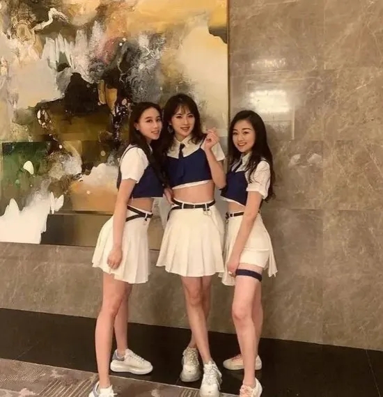 姚安娜在哈佛读书期间和赌王小女儿何超欣还有袁亚非女儿袁九儿经常一起聚会，几人关系