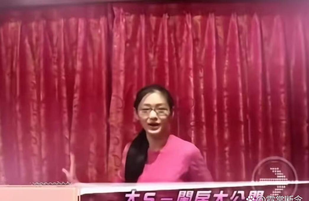 大S闺房首次公开，风格怪异令人体感不适，这个色调太压抑了吧？ 