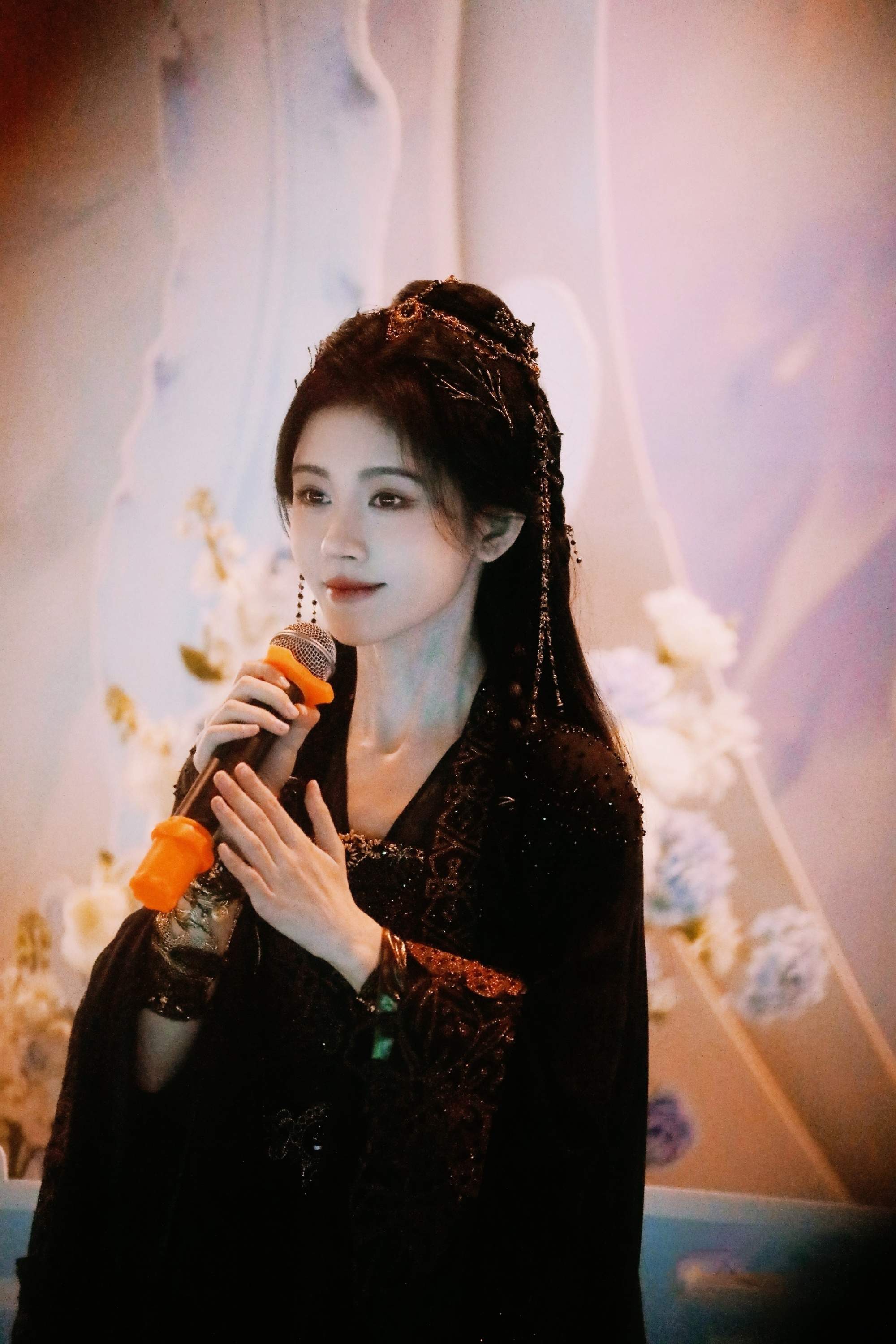 郭敬明遇到鞠婧祎，也只能甘拜下风。
《月鳞绮纪》开内娱先河，4位主演平番，以强势