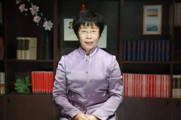 一次节目，主持人问蒙曼：“你这么有才，就没有人跟你表白过？”蒙曼立刻否认，接着一