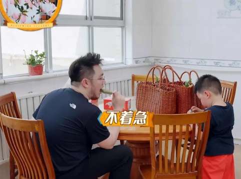 快一点的时候，博谷催促着巴图去做饭，巴图说“不着急”，还坐在沙发上悠闲地吃着桃子