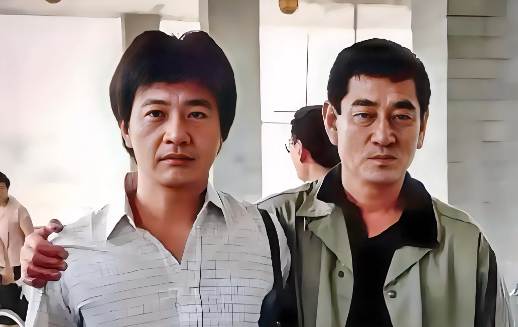 身穿白色衬衫的帅哥，是八十年代影坛最为火爆的男星周里京，他也是无数少男少女心中的