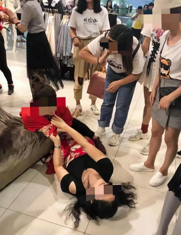 在湖南某城市，有一名女子与她的男上司保持了十二年的不正当关系。这期间，两人小心翼