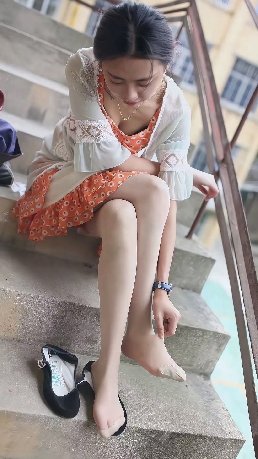 小姨子逛街走累了做这不肯走了 哈哈哈哈