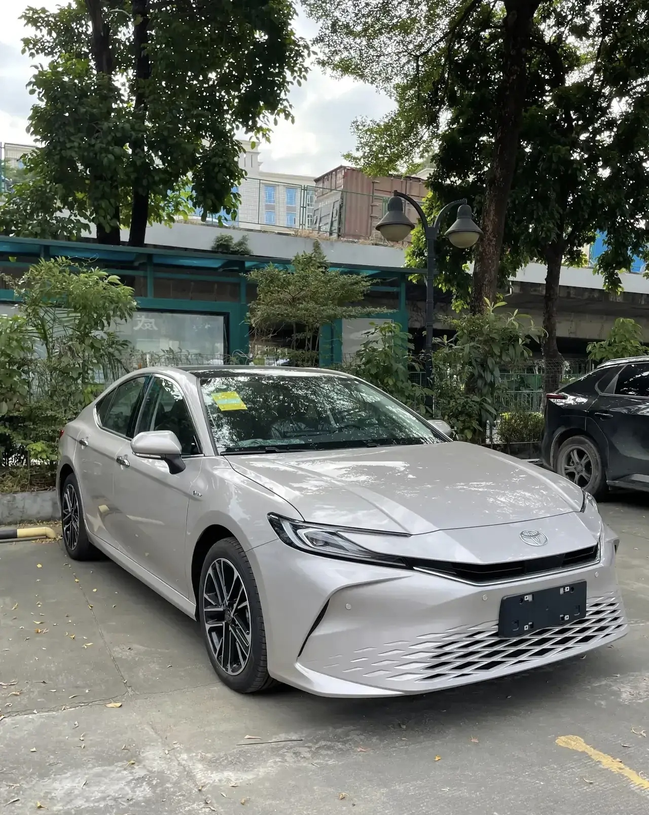 11.98万提了凯美瑞，送5000元面额的加油卡。
今年年初车企就开始了价格战，