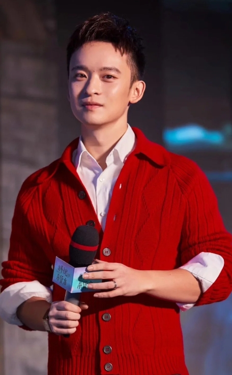 董子健稳扎稳打，业内地位攀升