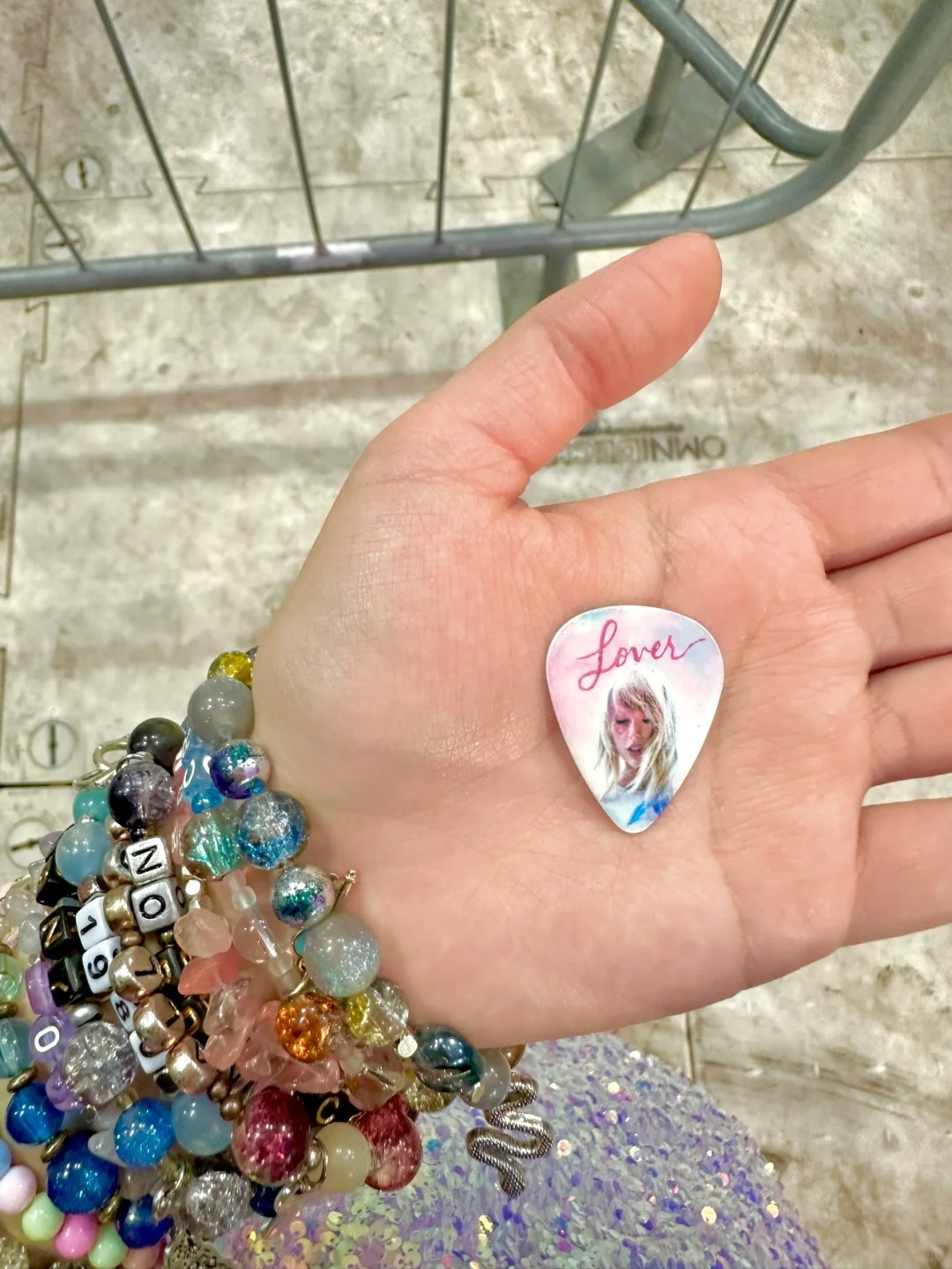 我被Taylor工作人员送了Lover的吉他拨片😭
3.8 The Eras 