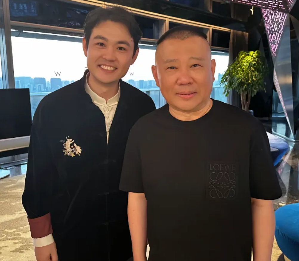 12月14日深夜，玉浩在个人抖音账号分享了与郭德纲的最新合照，并配文：“我们爷俩