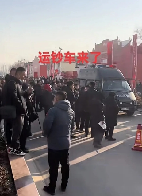 京东运钞车进村了！

为了发放一千多万现金红包，刘强东真是下了血本啊！

银行派