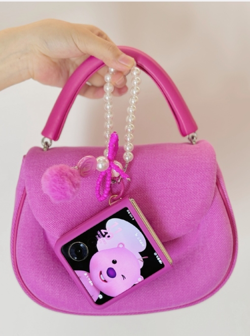 确实如此，现在的手机壳不仅仅只是单纯的保护功能，还有穿搭装饰甚至提供情绪价值！
