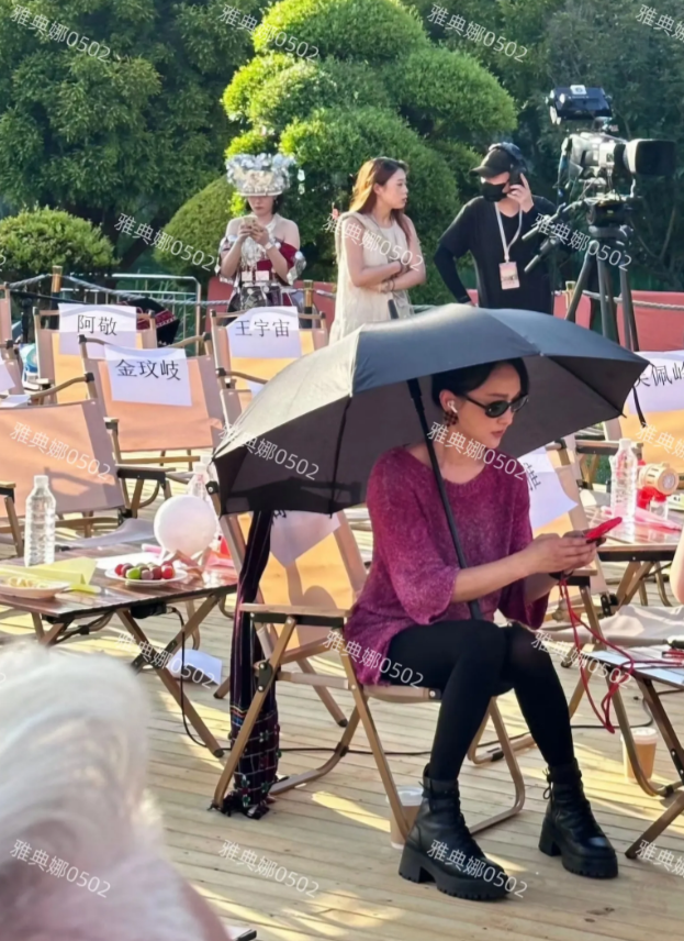 云南偶遇周迅，她虽然个子不高但头小腿长比例很好，本人很瘦腿很细小小一只很年轻，看