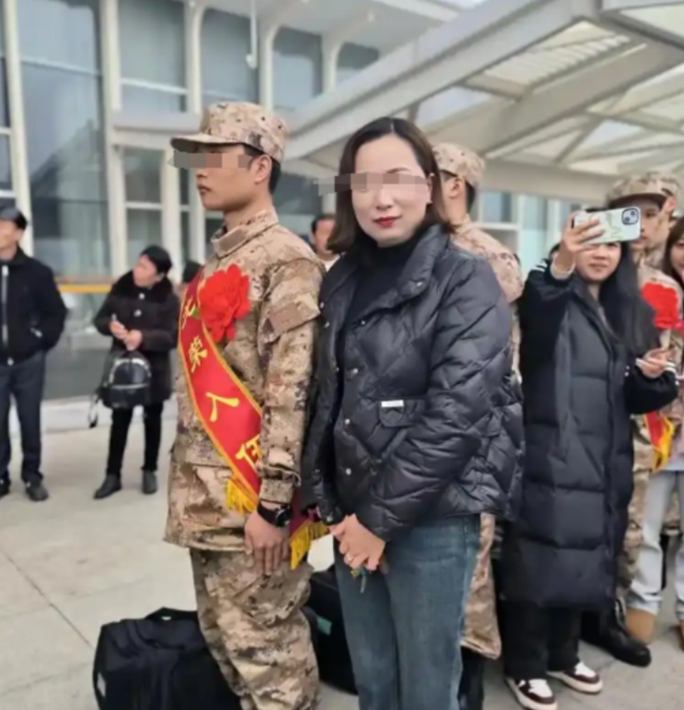 2001年，一女子与丈夫离婚后改嫁，年仅7岁的儿子跟随父亲生活。同年父亲再婚，谁