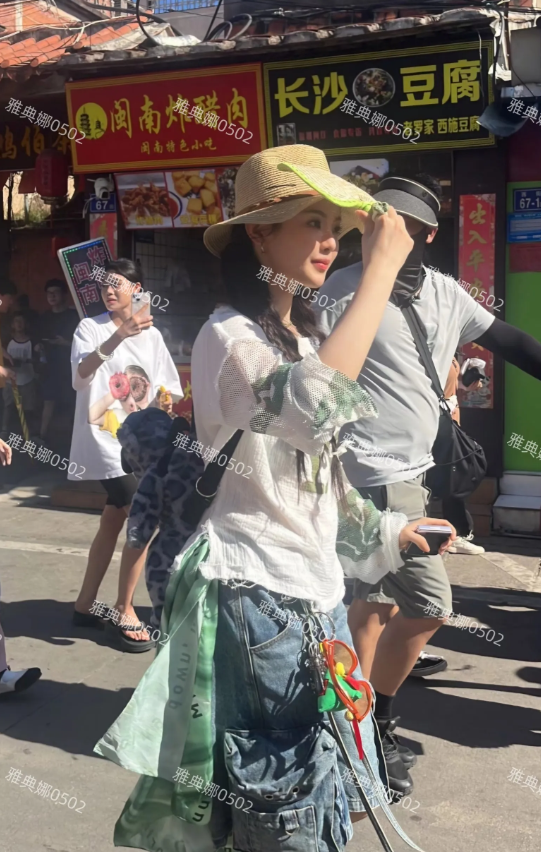 泉州西街偶遇明星录综艺！
杨超越本人太好看了像仙女一样，个子高皮肤白脸小五官精致