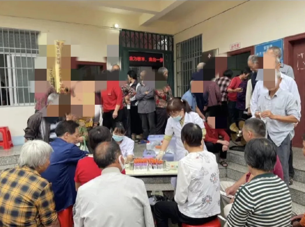 大家发现没有，不少医院组织医生护士深入农村，免费为老百姓进行健康体检。

这本来