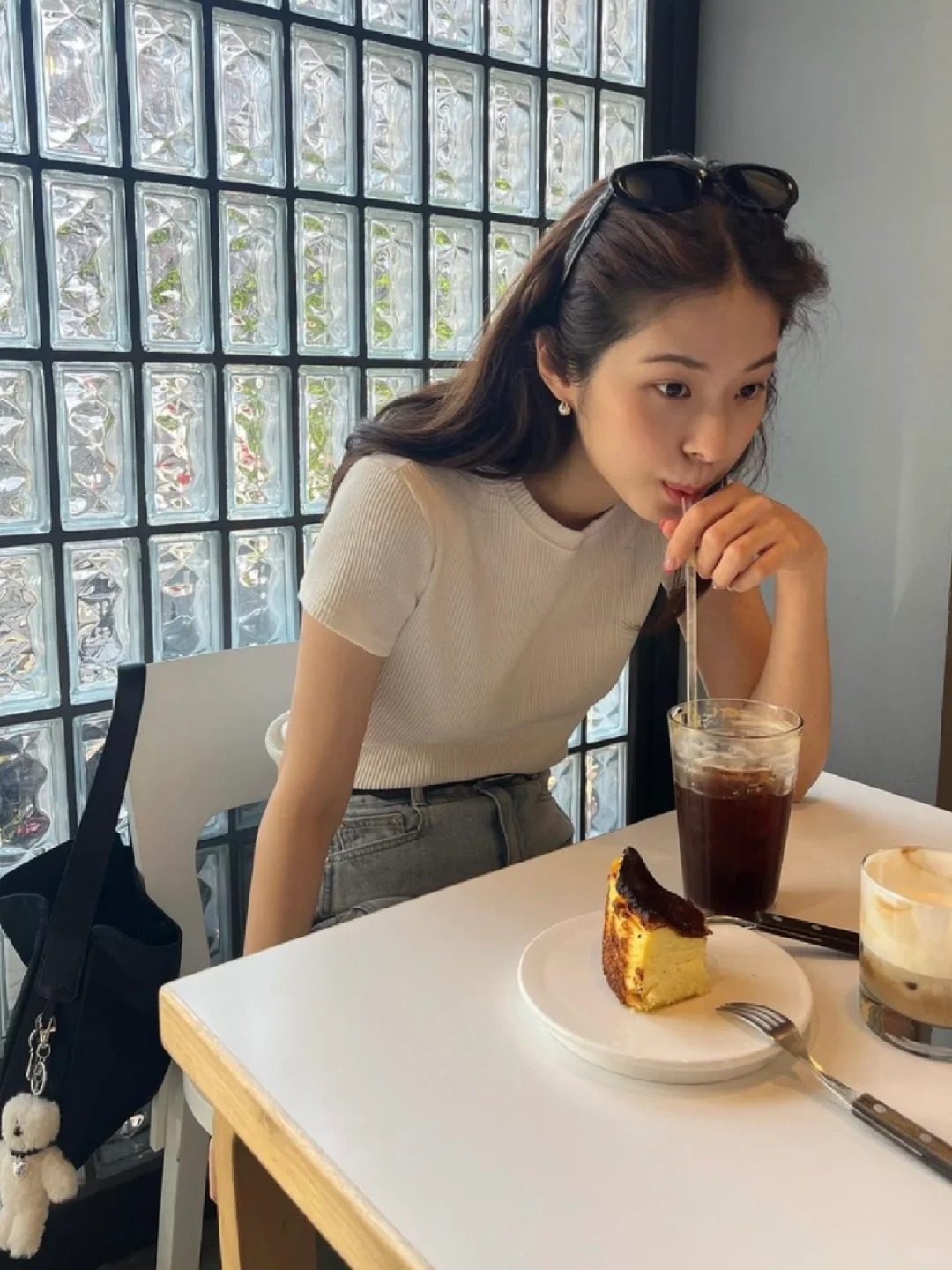 家人们选model y 还是a4l啊！！
1.有一辆油车但很久了
2.上班通勤一