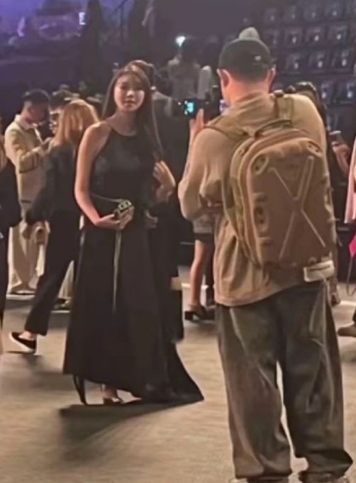 有路人拍到叶珂的真实容颜，还有网友爆料叶珂曾在婚内出轨，这就是考验黄晓明的关键时