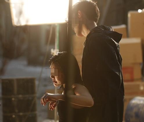 内蒙古呼伦贝尔，男子孙某，在深夜潜入一栋住宅楼，以卫生间漏水为由，骗开了401室
