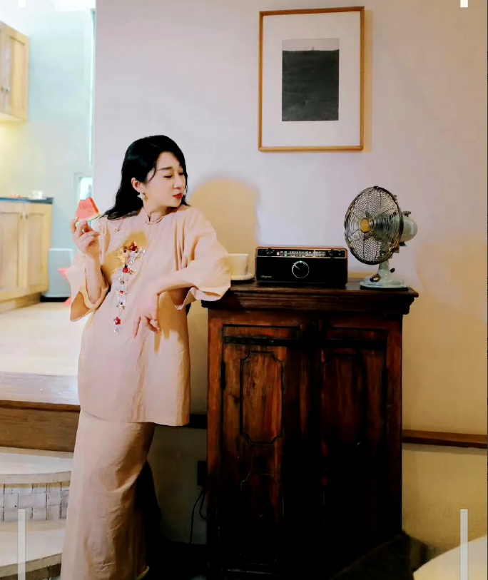 原本傅首尔和老刘离婚以后日子会过得浑浑噩噩，哪知道现实完全被改写了！

瞧瞧她现