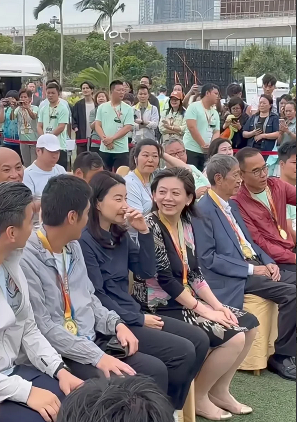 今天郭晶晶参加了澳门庆回归全民健身跑活动，坐着的时候是跟邀请的嘉宾们一排，站着的