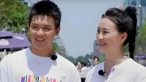 王艳携子亮相，她50岁风韵犹存，17岁球球又高又帅撞脸王思聪