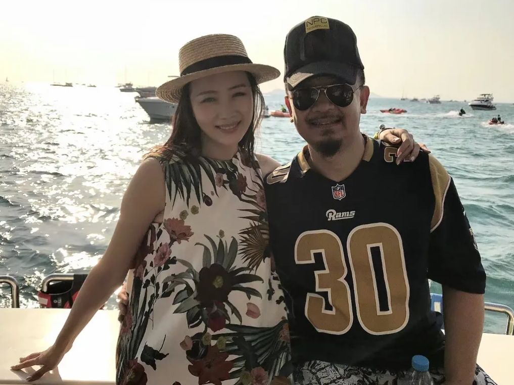 黄海波冲上热搜，有望复出。

近日，黄海波的妻子曲珊珊晒出了丈夫的近况。两人在游