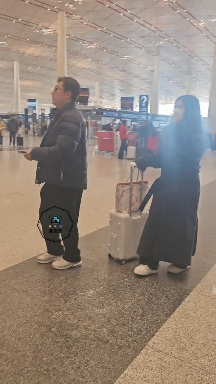 王诗龄跟李湘一个身型[呲牙]
这才是真实的王诗龄，李湘发的都是十级美颜，瘦身拉长