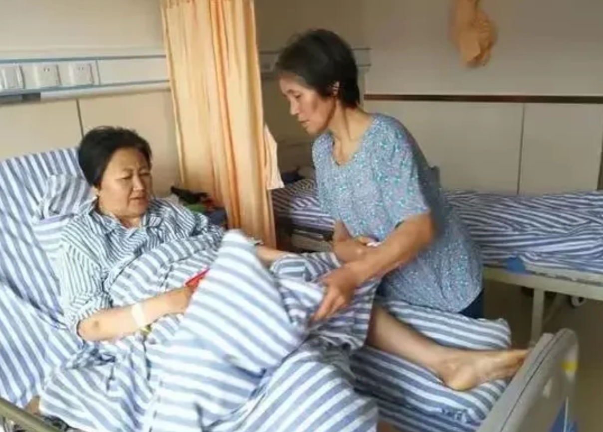 东北女孩车祸成植物人，父母把她遗弃在医院，没想到，一个48岁穷护工挺身而出：我来