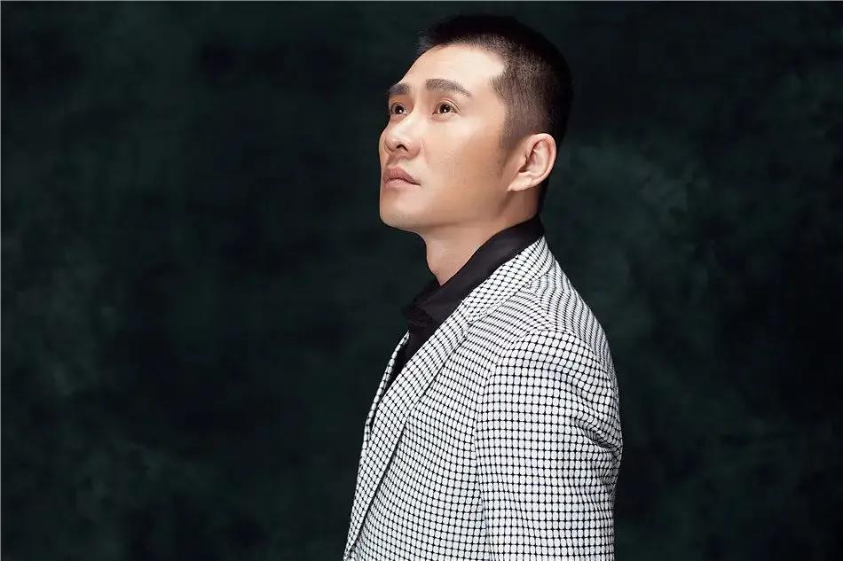 任帅在《闯关东》里演土匪头子震三江，有一场戏，开始演得特别顺，导演突然喊：“停”
