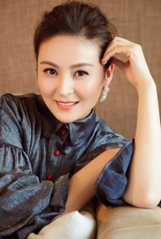 得罪导演无戏拍，神秘富豪追她10年