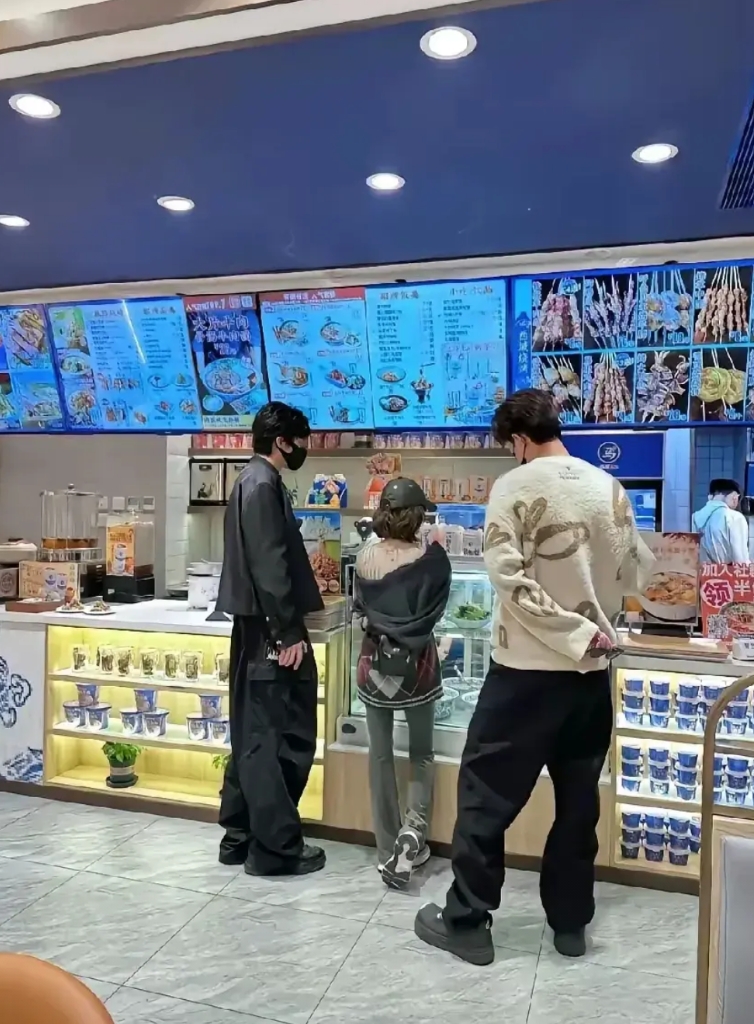 网友偶遇赵露思，刘宇宁，唐晓天三个人出门用餐。说实话，去掉明星光环，三个人都去普