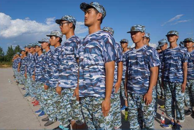 如果军训真的和军队一样摸爬滚打，那么一个月下来衣服也就破损不堪了，现在的大学军训